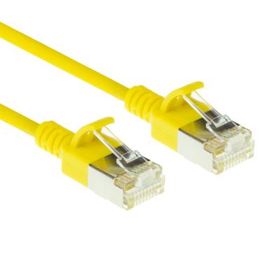 ACT Gele 10 meter LSZH U/FTP CAT6A datacenter slimline patchkabel snagless met RJ45 connectoren ACT Gele 10 meter LSZH U/FTP CAT6A datacenter slimline patchkabel snagless met RJ45 connectoren