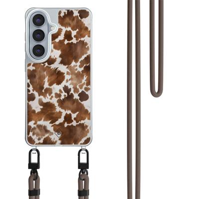 Samsung Galaxy S26 hoesje met donkerbruin koord - Koeienprint Samsung Galaxy S26 hoesje met donkerbruin koord - Koeienprint