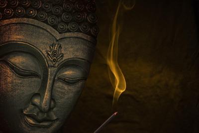 Schilderij - Gezicht van Boeddha en Wierook, Brons Kleur, Premium Print, Prachtige Wanddecoratie