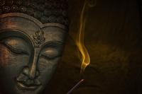 Schilderij - Gezicht van Boeddha en Wierook, Brons Kleur, Premium Print, Prachtige Wanddecoratie - thumbnail