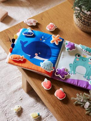 Boek met vormen en kleuren in stof wit