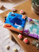 Boek met vormen en kleuren in stof wit - thumbnail