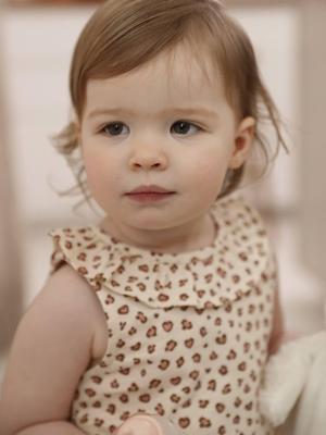 Bedrukt babyhemdje met ruches aan de kraag vanille