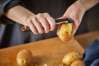 Fiskars 1014419 Functional Form Schäler met beweegbaar lemmet - thumbnail