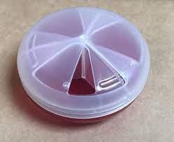 Pillendoos kunststof rond draaibaar deksel 3 vaks - rood