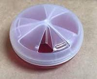 Pillendoos kunststof rond draaibaar deksel 3 vaks - rood - thumbnail