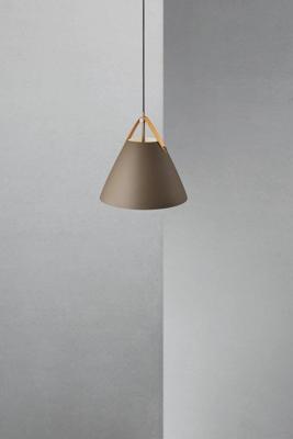 Grote beige hanglamp met leer 'Strap 27' DFTP Grote beige hanglamp met leer 'Strap 27' DFTP