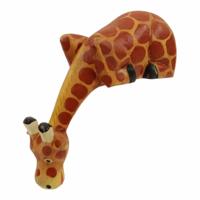 Houten Giraffe kijkt naar Beneden L - thumbnail