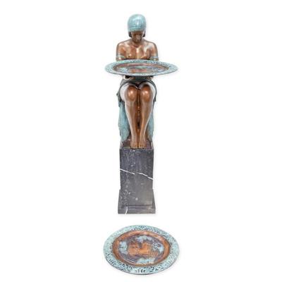 BRONZEN ART DECO ZITTENDE VROUW MET DIENBLAD
