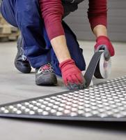 tesa EXTRA RESISTANT 55588-00000-11 Anti-sliptape Zwart (l x b) 5 m x 50 mm 1 stuk(s) - thumbnail