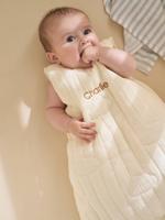 Mouwloze trappelzak van biologisch gaas, te personaliseren IN DE WOLKEN ecru - thumbnail