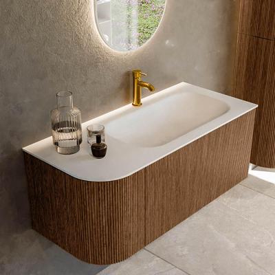 Mondiaz KURVE 105 cm Onderkast Greeploos 1 Lade Met Deuren Walnut, Wastafel Solid Surface Rechts Talc 1 Kraangat Zonder Spiegel (KRVBGS105L1L1D1KR-Wal/Tal)