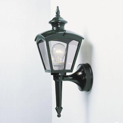 Klassieke buitenlamp voor tegen de muur in het groen