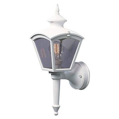Klassieke buitenlamp voor tegen de muur in het wit