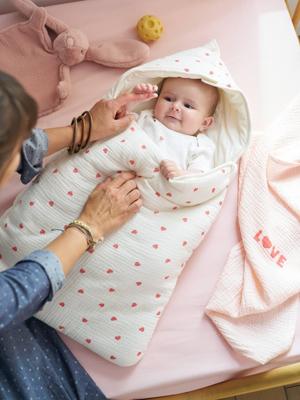 Engelennest KLEINE DINO van hydrofiel doek vanille Engelennest KLEINE DINO van hydrofiel doek vanille