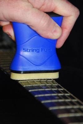 MusicNomad MN109 String Fuel All in 1 String Cleaner & Lubricant schoonmaakmiddel voor snaren