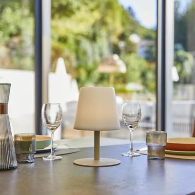 STANDY MINI CREAM Snoerloze tafellamp met crèmekleurige stalen voet - warm wit / koud witte LED voet