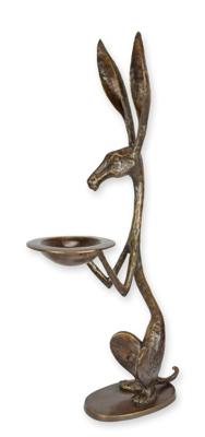 BRONZEN BEELD VAN EEN HAAS DIE EEN DIENBLAD VASTHOUDT