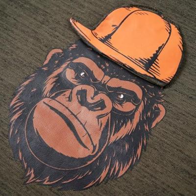 Kindertrui met gorillaprint 92 gemleerd donkerkakikleurig Kindertrui met gorillaprint 92 gemleerd donkerkakikleurig