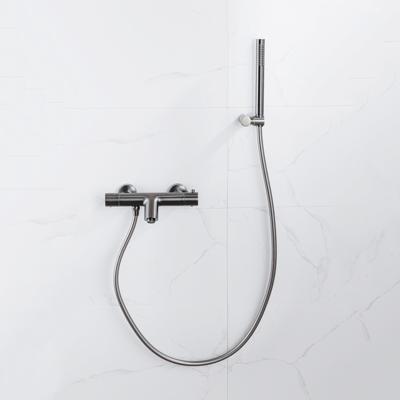 Fortifura Calvi Thermostatische badkraan met staafhanddouche, handdouchehouder en gladde doucheslang Geborsteld Gunmetal PVD SW496810/SW720564/SW720223/SW706209