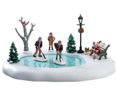 Kerstfiguur Schaatsbaan Clearing the ice b/o 4.5v LEMAX - Lemax