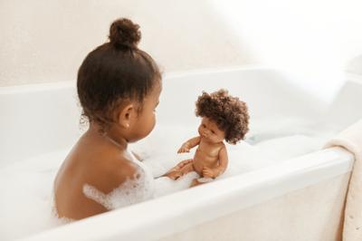 Nenuco Afro-stijl pop 35 cm - Drinkt en plast - Voor kinderen vanaf 2 jaar