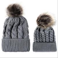 2 in 1 herfst en winter ouder-kind hoed set warme twist textuur gebreide muts met wol bal grootte: ouder-kind (grijs) - thumbnail