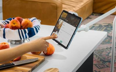 Twelve South HoverBar Tower | Universele tablet- en iPad-vloerstandaard met meerdere hoeken voor Apple Fitness +, peloton/stationaire fietsen, oefeningen en meer (wit)