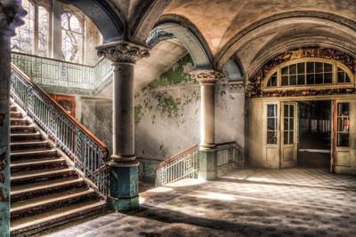 Foto Glas Art - Verlaten hal, multi-gekleurd, 120x80cm, prachtig voor in woon en of slaapkamer, inclusief ophang materiaal Foto Glas Art - Verlaten hal, multi-gekleurd, 120x80cm, prachtig voor in woon en of slaapkamer, inclusief ophang materiaal