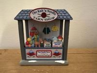 Lemax the knit &apos;n needle yarn shop verlicht kerstdorp tafereel Caddington Village 2022 - thumbnail