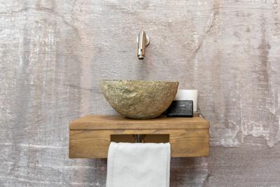 Saniclear Seba fonteinset met bruin eiken plank, rivierstenen waskom en RVS kraan voor in het toilet Saniclear Seba fonteinset met bruin eiken plank, rivierstenen waskom en RVS kraan voor in het toilet