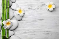 Fotobehang - Witte Planken met stenen en Bloemen, Spa, in 11 maten, inclusief behanglijm - thumbnail