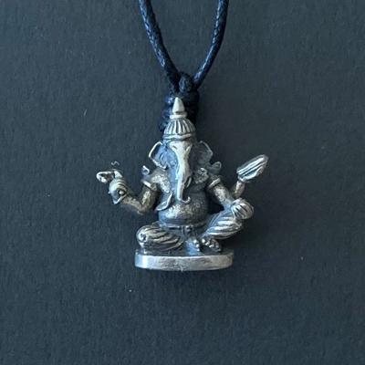 Hanger Ganesha aan Waxkoord (2,3 x 2,2 cm) Hanger Ganesha aan Waxkoord (2,3 x 2,2 cm)