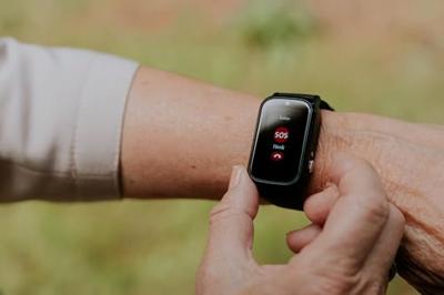 Alarmeringshorloge - Senior 4G | Persoonsalarmering | Rubber band | Afmeting: 44 x 29 x 13mm | LifeWatcher | LWS2000