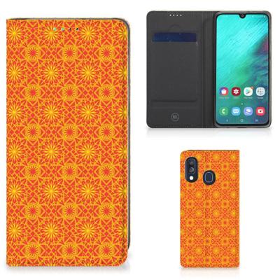 Samsung Galaxy A40 | Hoesje met Magneet | Batik Oranje Samsung Galaxy A40 | Hoesje met Magneet | Batik Oranje