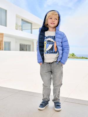 Lichte donsjas met capuchon jongen blauw