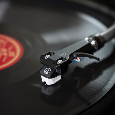 Audio Technica AT-VM95SP/H 78rpm SP MM cartridge op headshell, sferische stylus Audio Technica AT-VM95SP/H 78rpm SP MM cartridge op headshell, sferische stylus