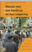 Mensen met een handicap en hun omgeving (Paperback) - thumbnail