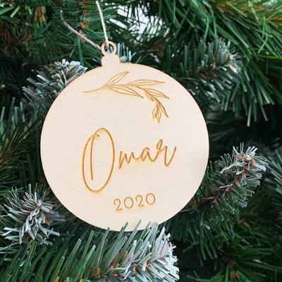 Gepersonaliseerde kerstbal met takje en naam Gepersonaliseerde kerstbal met takje en naam