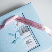 Brother Brother TZe-RE54 - Seidig - Gold auf Pin Labeltape Tapekleur: Roze Tekstkleur: Goud 4 m - thumbnail