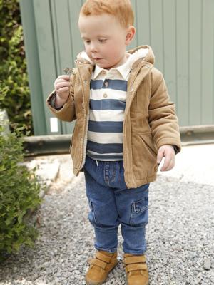 Babymantel in ribfluweel met voering van imitatiebont karamel Babymantel in ribfluweel met voering van imitatiebont karamel