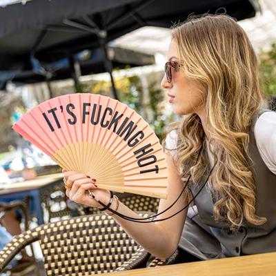 Houten waaier It's Fucking Hot - Roze/oranje Houten waaier It's Fucking Hot - Roze/oranje