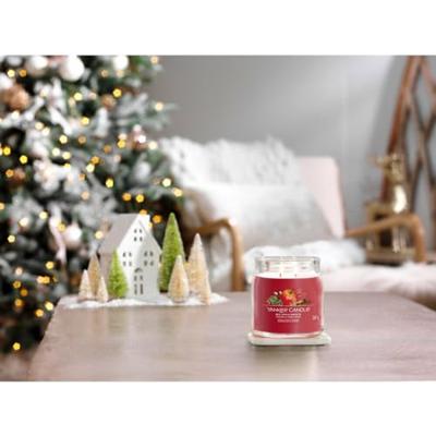 Yankee Candle red apple wreath signature medium jar