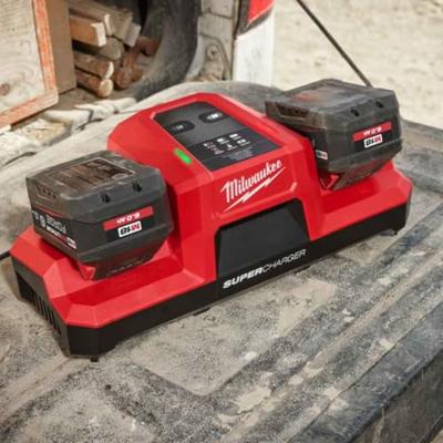 Milwaukee M18™ DBSC Dual Bay Super snellader - 4932492531
