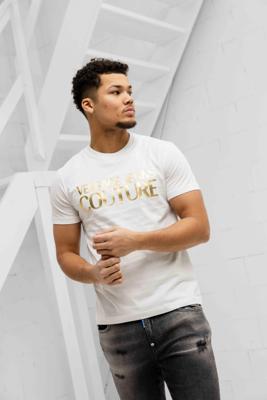 Versace Jeans Couture Logo T-Shirt Heren Wit/Goud - Maat S - Kleur: Wit | Soccerfanshop Versace Jeans Couture Logo T-Shirt Heren Wit/Goud - Maat S - Kleur: Wit | Soccerfanshop