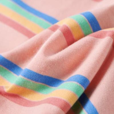 Kindershirt met regenboogstrepen 92 perzikkleurig Kindershirt met regenboogstrepen 92 perzikkleurig