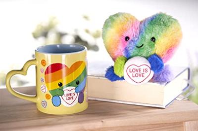 Love Hearts Cadeauset regenboog hart - Love is love - mok en knuffel Love Hearts Cadeauset regenboog hart - Love is love - mok en knuffel