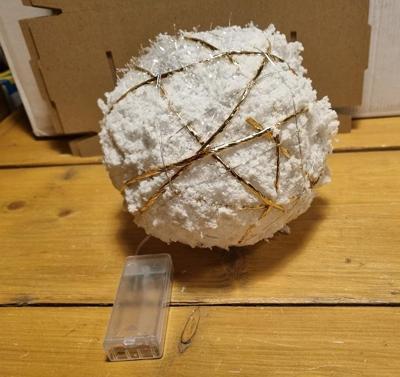 Kerstbal met 20 leds warm-wit sneeuw glittergoud