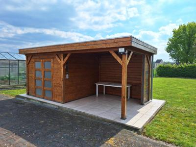 Woodvision Bosuil blokhut 300x300 cm + overkapping 300 cm vuren groen geïmpregneerd- Plat dak- Geïmpregneerd vurenhout- Woodvision