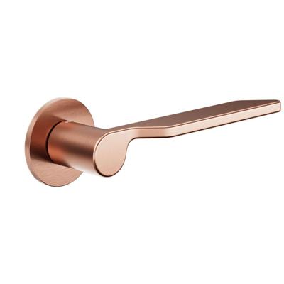 DND handles DND Levante deurkruk op rond rozet - PVD koper